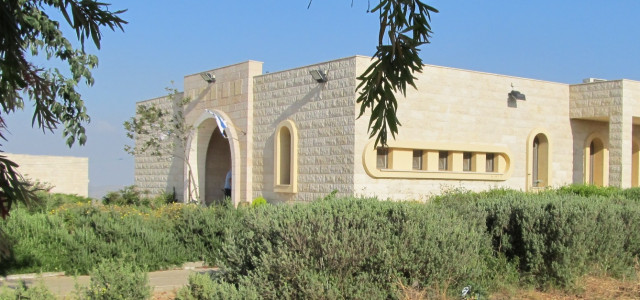 ישיבת הר ברכה ישיבת הר ברכה שואפת להצמיח תלמידי חכמים פוסקי הלכות המעורים היטב בחיי הציבור והמדינה, שיהיו למנהיגים הרוחניים של העם, וכן להעמיד מדענים...